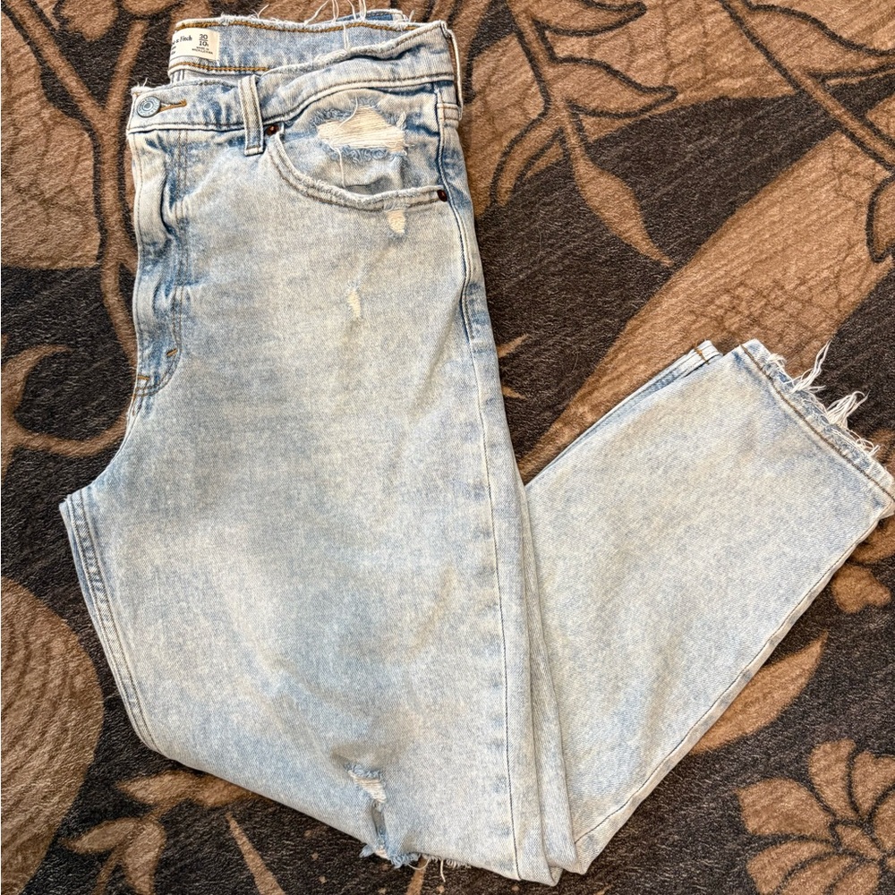 Abercrombie & Fitch The Mom High Rise Light Wash Jeans. Cotton. Size 30/ 10